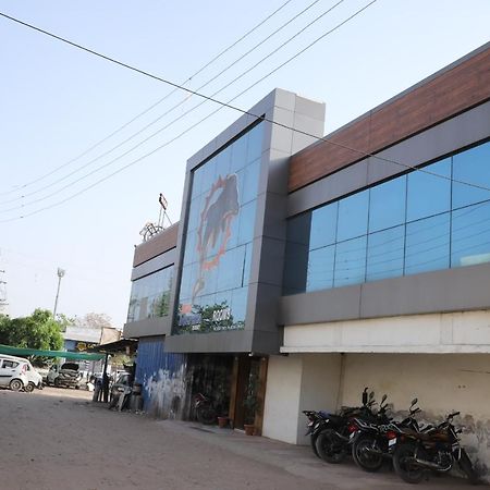 Hotel Dolphin Residency Pātan Екстериор снимка
