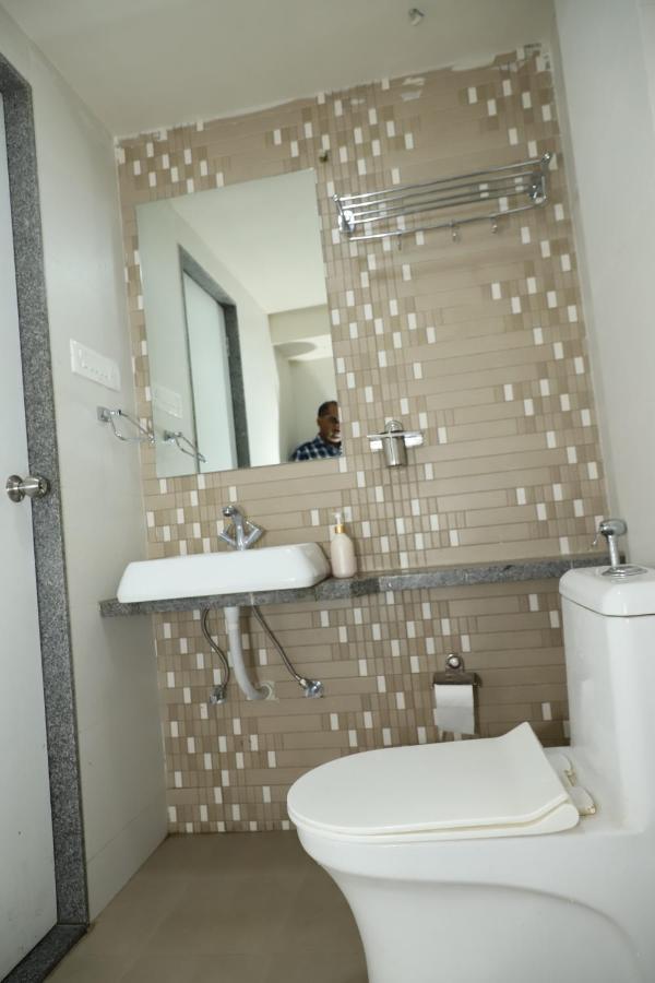 Hotel Dolphin Residency Pātan Екстериор снимка