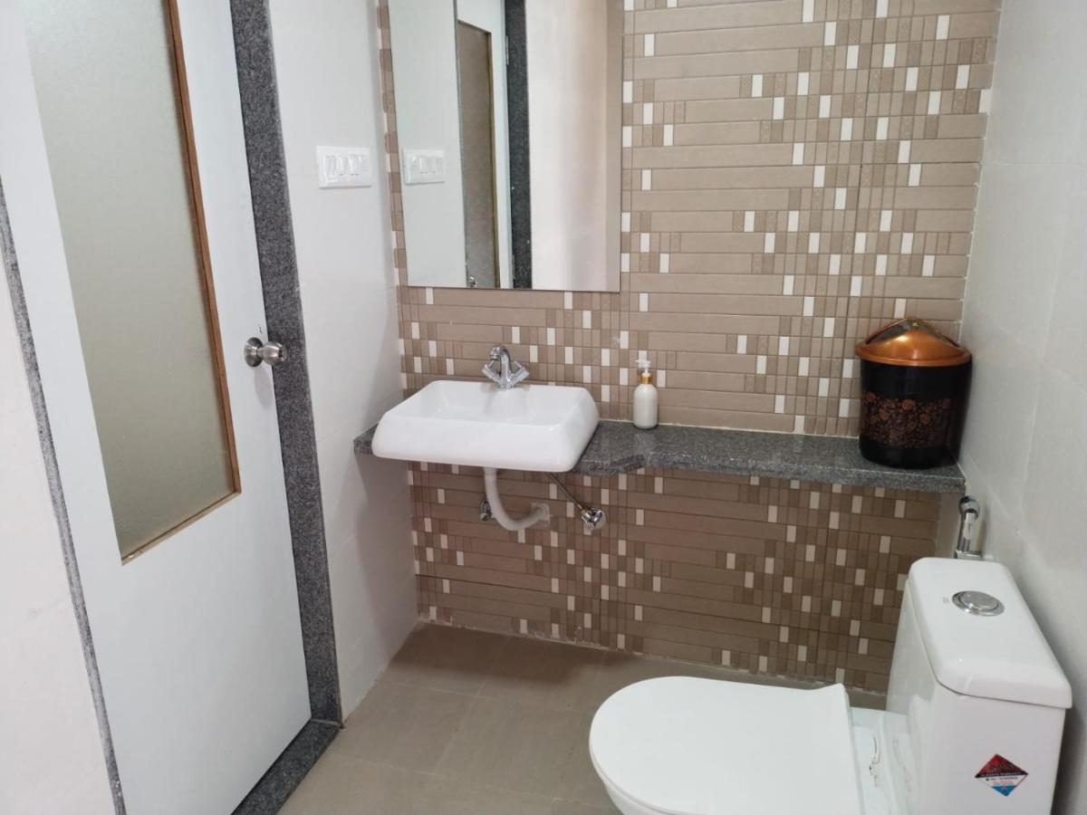Hotel Dolphin Residency Pātan Екстериор снимка