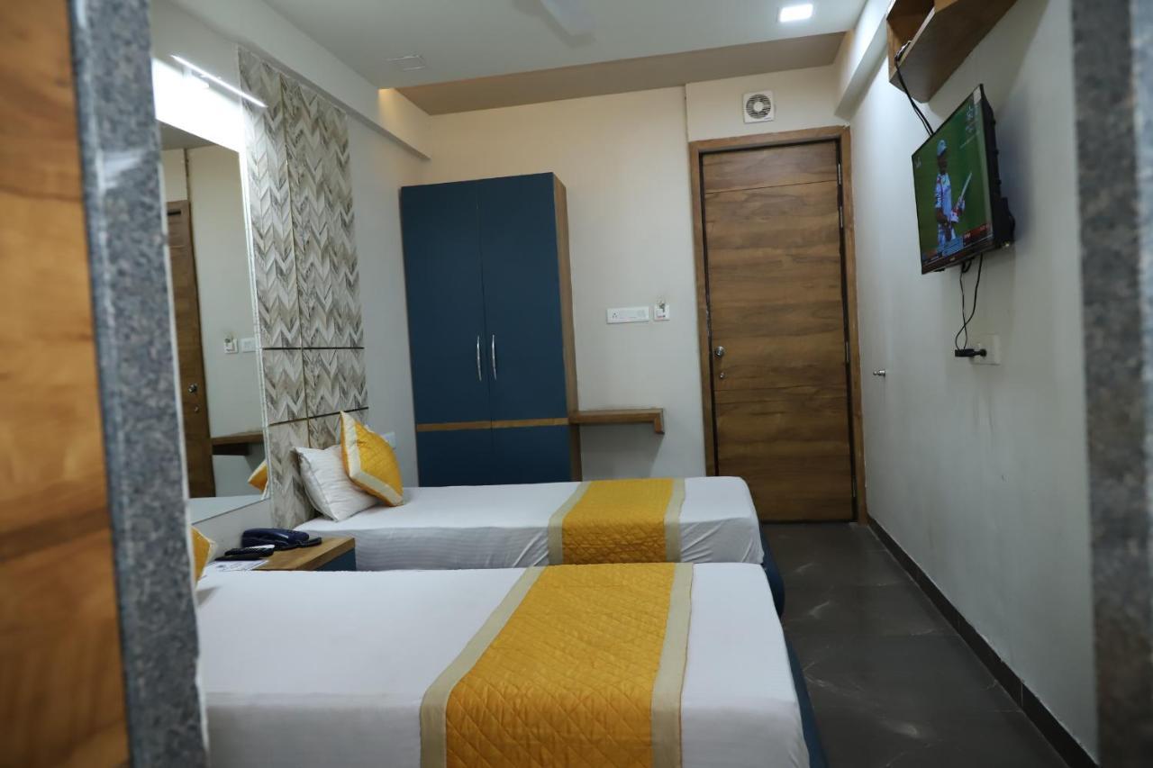 Hotel Dolphin Residency Pātan Екстериор снимка