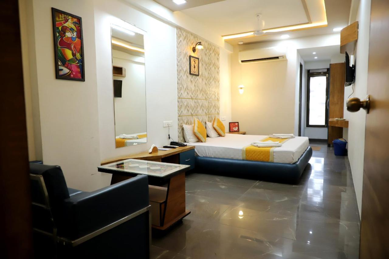 Hotel Dolphin Residency Pātan Екстериор снимка
